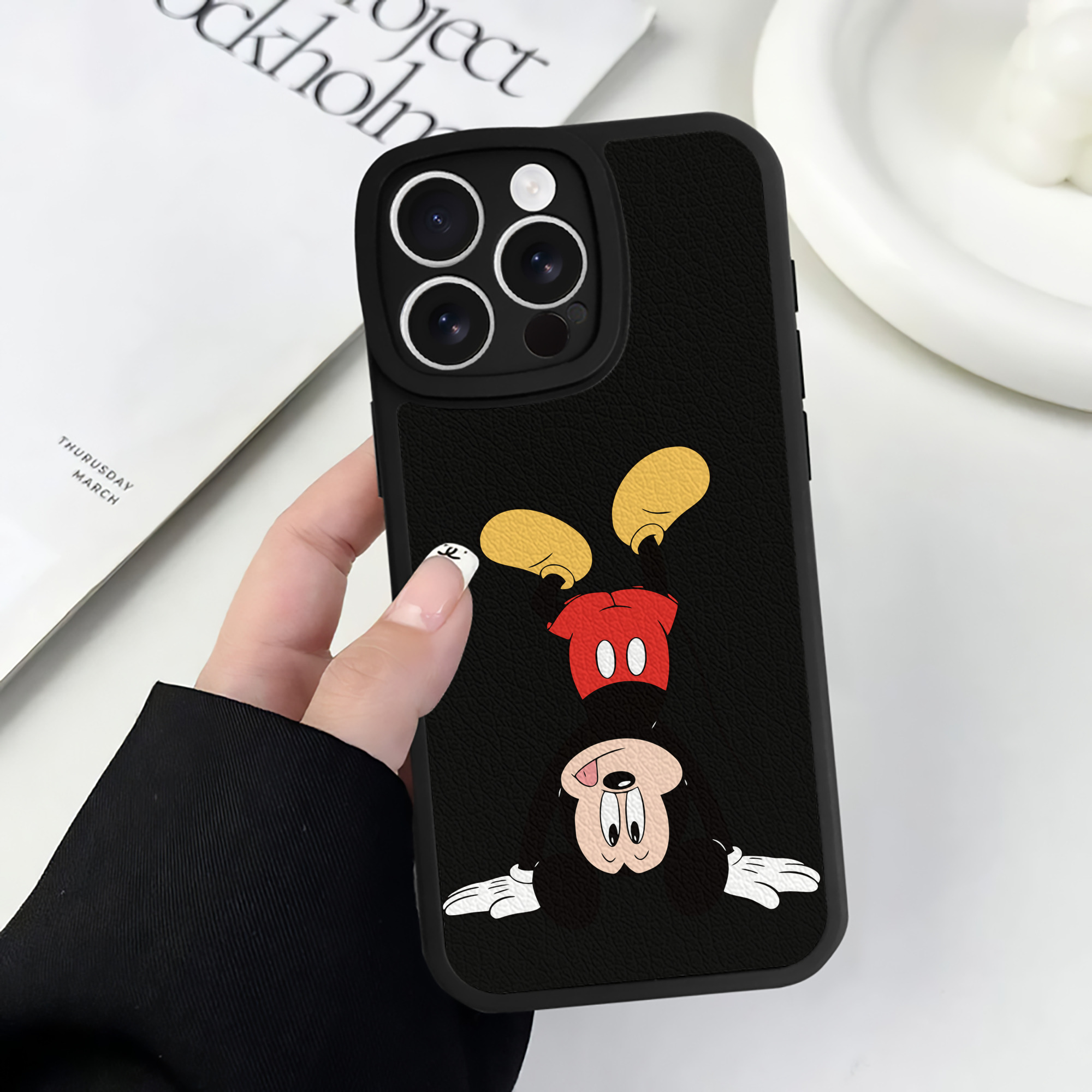 （画像用） ミッキーマウス Mickey Mouse 【iPhone 16シリーズ対応】シリコンスマホケース（レザー調） 材質：シリコン